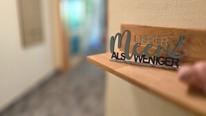 Un banc en bois sur lequel est fixée une plaque métallique portant l’inscription : « Leben Meer ALS Wenden ».