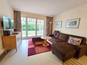 Fernseher, DVD-Player, Tischtennisplatte, Stereoanlage