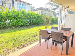 Outdoor dining - Comfort apartment with 2 bedrooms and terrace on the first floor (Ostseebad Binz)