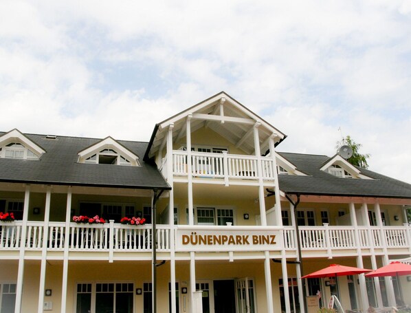 Exterior - Comfort apartment with 2 bedrooms and terrace on the first floor (Ostseebad Binz)