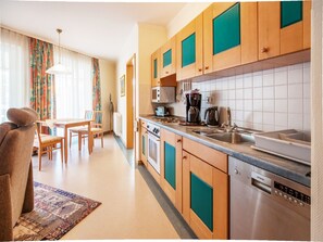 ثلاجة، ميكروويف، فرن، موقد طهي مسطح