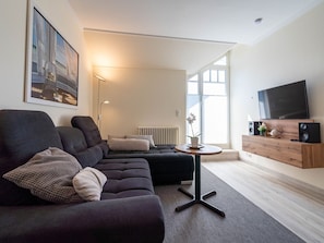 TV, DVD player, table tennis, stereo