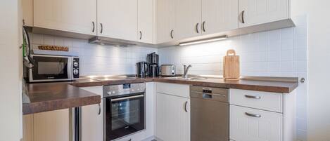 Frigorífico, horno, placa de cocina y lavavajillas