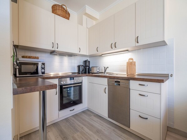 Fridge, oven, stovetop, dishwasher