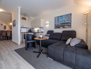 Fernseher, DVD-Player, Tischtennisplatte, Stereoanlage