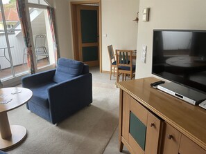 Fernseher, DVD-Player, Tischtennisplatte, Stereoanlage