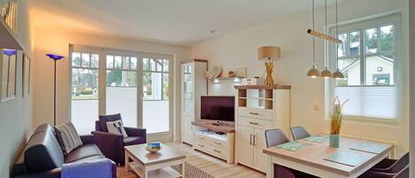 Fernseher, DVD-Player, Tischtennisplatte, Stereoanlage