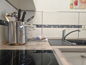 Fridge, microwave, oven, stovetop - Comfortplus vacation apartment with 1 bedroom and terrace on the first floor (Ostseebad Binz)