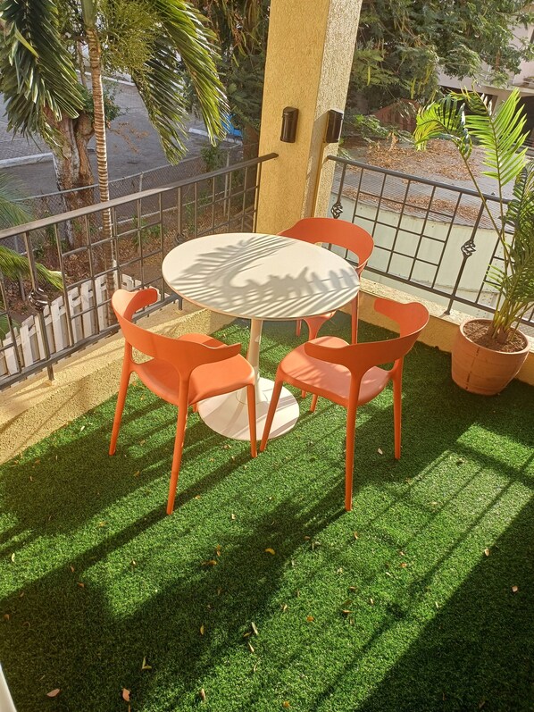 Outdoor dining - Enchanted at winchester kick back and relax at this modern stylish apartment
(Kingston)