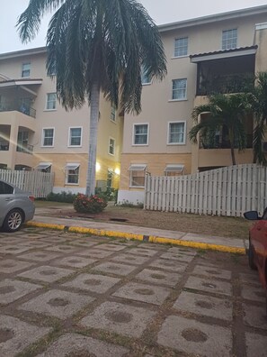 Property grounds - Enchanted at winchester kick back and relax at this modern stylish apartment
(Kingston)