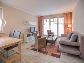 Fernseher, DVD-Player, Tischtennisplatte, Stereoanlage