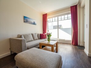 Fernseher, DVD-Player, Tischtennisplatte, Stereoanlage