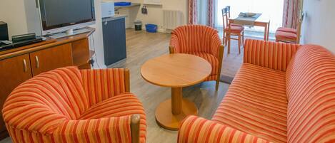 TV, table tennis, stereo