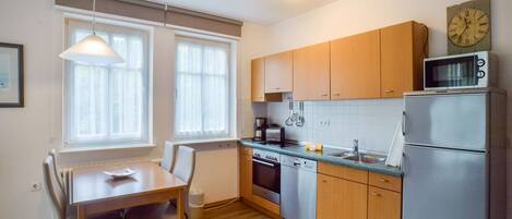 Kylskåp, mikrovågsugn, ugn och spishäll