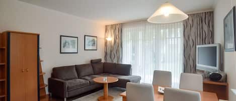 TV, DVD player, ping pong, stereo