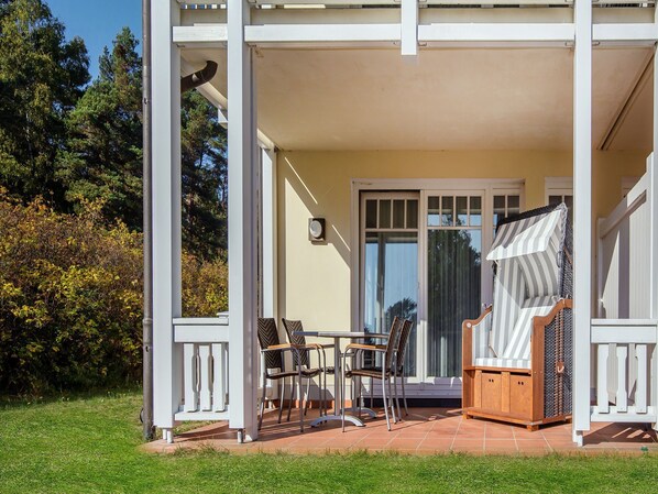 Outdoor dining - Komfort Ferienwohnung mit 1 Schlafzimmer und Terrasse im Erdgeschoss (Ostseebad Binz)