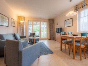 Fernseher, DVD-Player, Tischtennisplatte, Stereoanlage