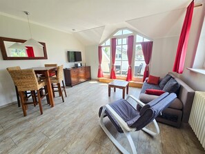 Fernseher, DVD-Player, Tischtennisplatte, Stereoanlage
