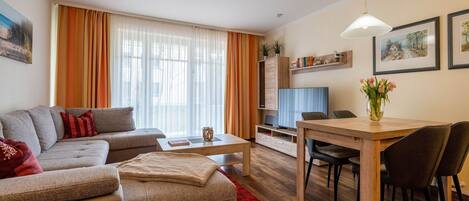 Fernseher, DVD-Player, Tischtennisplatte, Stereoanlage