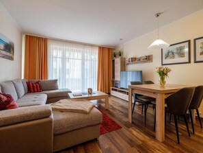 Fernseher, DVD-Player, Tischtennisplatte, Stereoanlage