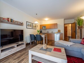 TV, DVD player, ping pong, stereo - Comfortplus vacation apartment with 1 bedroom and terrace on the first floor (Ostseebad Binz)