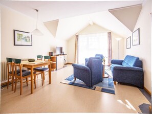 Fernseher, DVD-Player, Tischtennisplatte, Stereoanlage