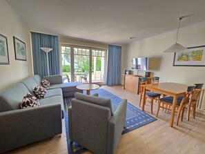 Fernseher, Tischtennisplatte, Stereoanlage