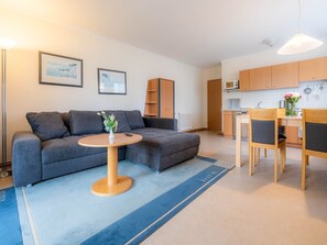Fernseher, DVD-Player, Tischtennisplatte, Stereoanlage