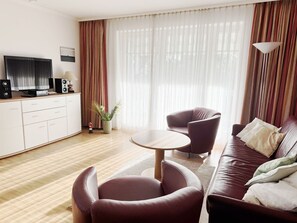 Fernseher, DVD-Player, Tischtennisplatte, Stereoanlage