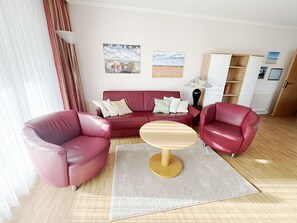 Fernseher, DVD-Player, Tischtennisplatte, Stereoanlage