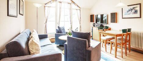 Télévision, lecteur de DVD, table de tennis de table, chaîne hi-fi