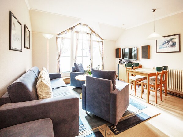 Fernseher, DVD-Player, Tischtennisplatte, Stereoanlage