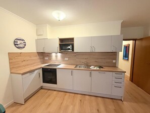 Wasserkocher mit Kaffee-/Teezubehör, Kühlschrank, Mikrowelle, Ofen