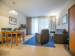 Fernseher, DVD-Player, Tischtennisplatte, Stereoanlage