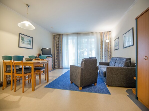 Een televisie, een dvd-speler, een tafeltennistafel en een stereo