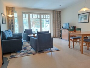 Fernseher, DVD-Player, Tischtennisplatte, Stereoanlage