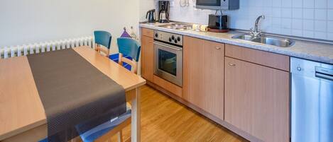 Kühlschrank, Mikrowelle, Ofen, Herdplatte