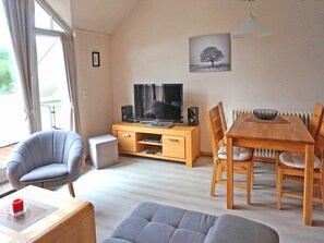 Fernseher, DVD-Player, Tischtennisplatte, Stereoanlage