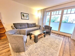 Fernseher, DVD-Player, Tischtennisplatte