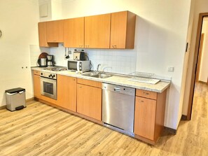 ثلاجة، ميكروويف، فرن، موقد طهي مسطح