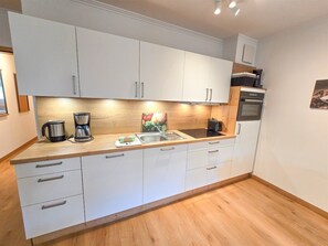 Fridge, microwave, oven, stovetop - Comfort apartment with 1 bedroom and terrace on the first floor (Ostseebad Binz)