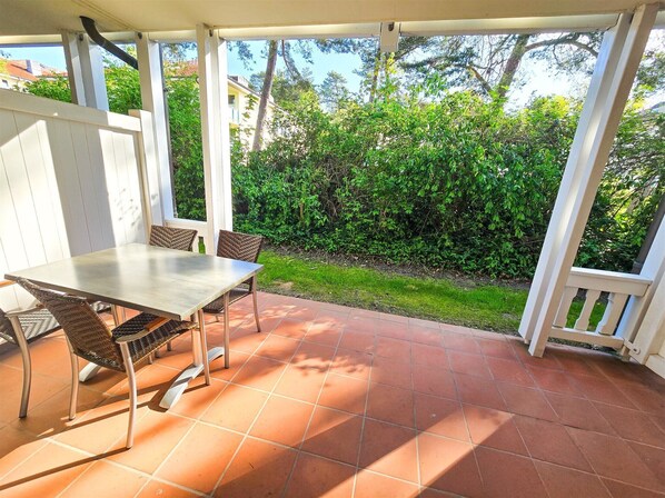 Outdoor dining - Comfort apartment with 1 bedroom and terrace on the first floor (Ostseebad Binz)