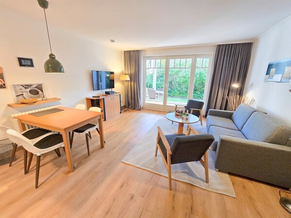 TV, DVD player, table tennis, stereo - Comfort apartment with 1 bedroom and terrace on the first floor (Ostseebad Binz)