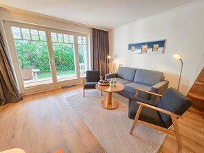 Fernseher, DVD-Player, Tischtennisplatte, Stereoanlage