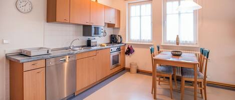 Køleskab, mikrobølgeovn, ovn, kogeplade