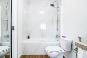 Combinazione doccia/vasca, asciugacapelli, asciugamani, sapone
