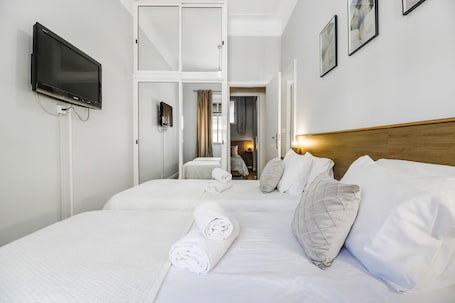 2 bedrooms, iron/ironing board, travel crib, free WiFi. Lisbon Charming II in Lisbon Center