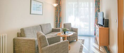 TV, DVD player, ping pong, stereo