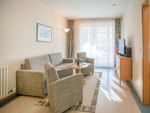 Fernseher, DVD-Player, Tischtennisplatte, Stereoanlage