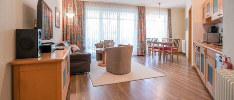 Fernseher, DVD-Player, Tischtennisplatte, Stereoanlage